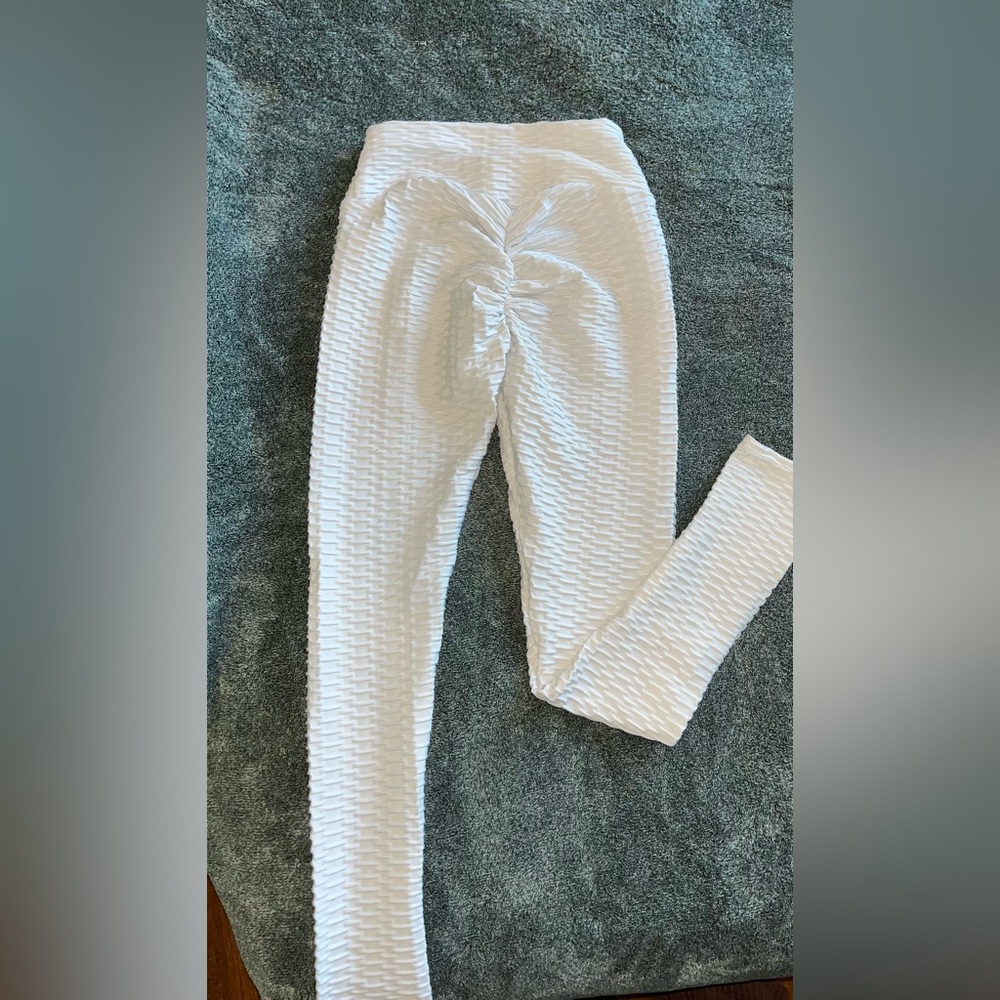 White, scrunchy workout leggings